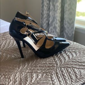 Guess black patten leather pumps